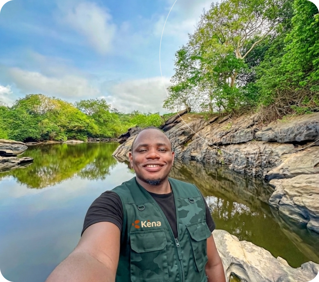 Guide Kèna près d'une rivière au Cameroun